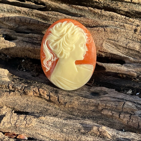 1960's White Cameo on Peach Background - Picture 3 of 5